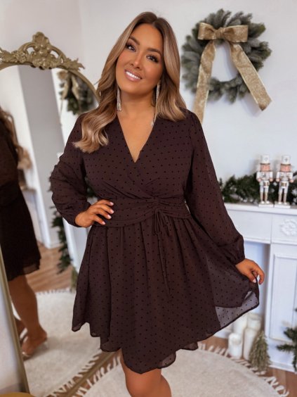 krátké šaty pro plnoštíhlé