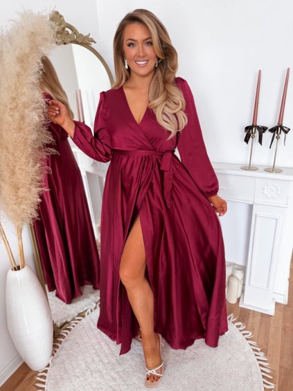 Vínové saténové šaty