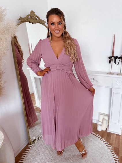 Bledě růžové plisované šaty