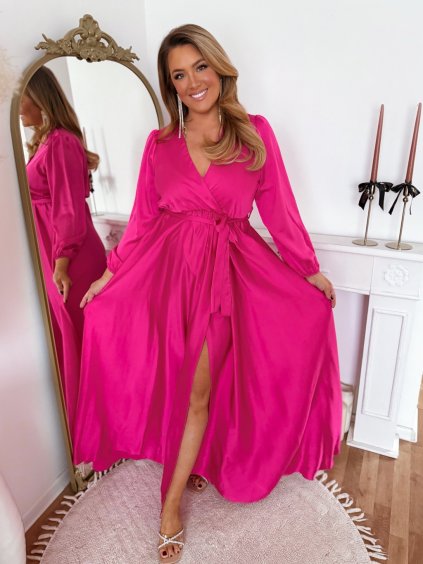 Růžové saténové šaty
