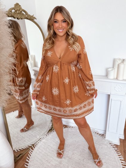 Barna, hímzett mintás ruha