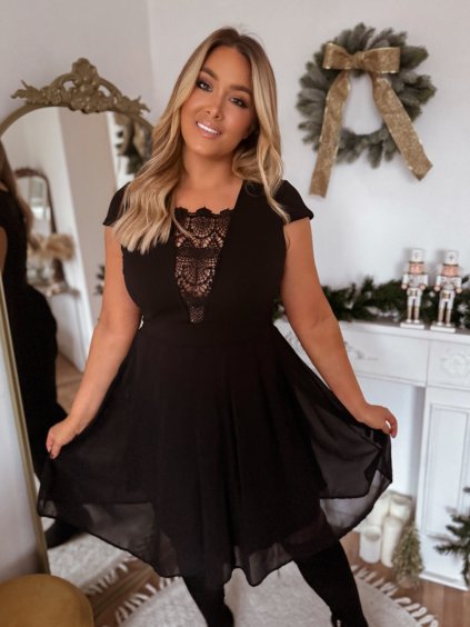 Krátke čierne šaty s čipkou na dekolte