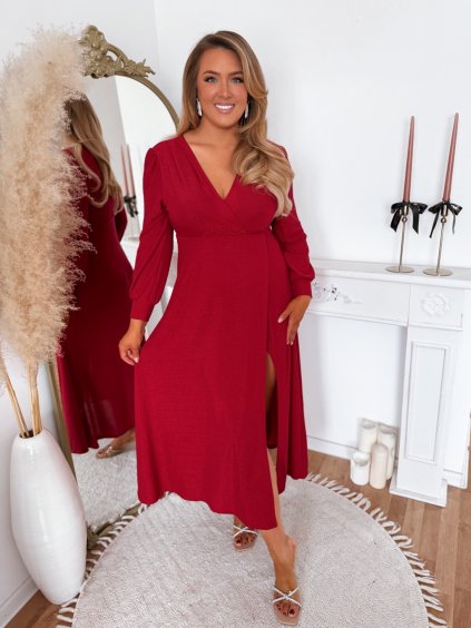 Červené trblietavé šaty s rozparkom