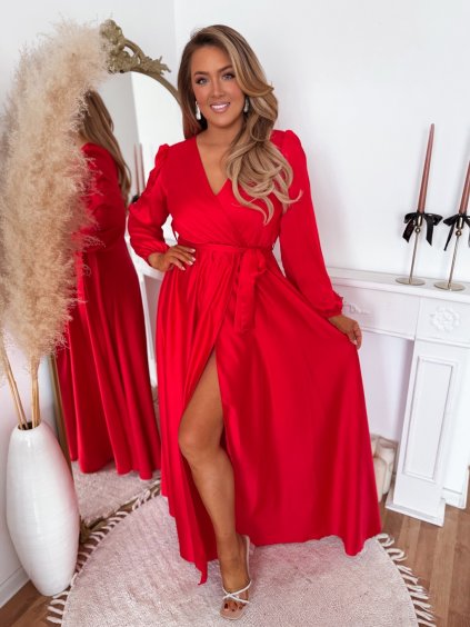 Červené saténové šaty