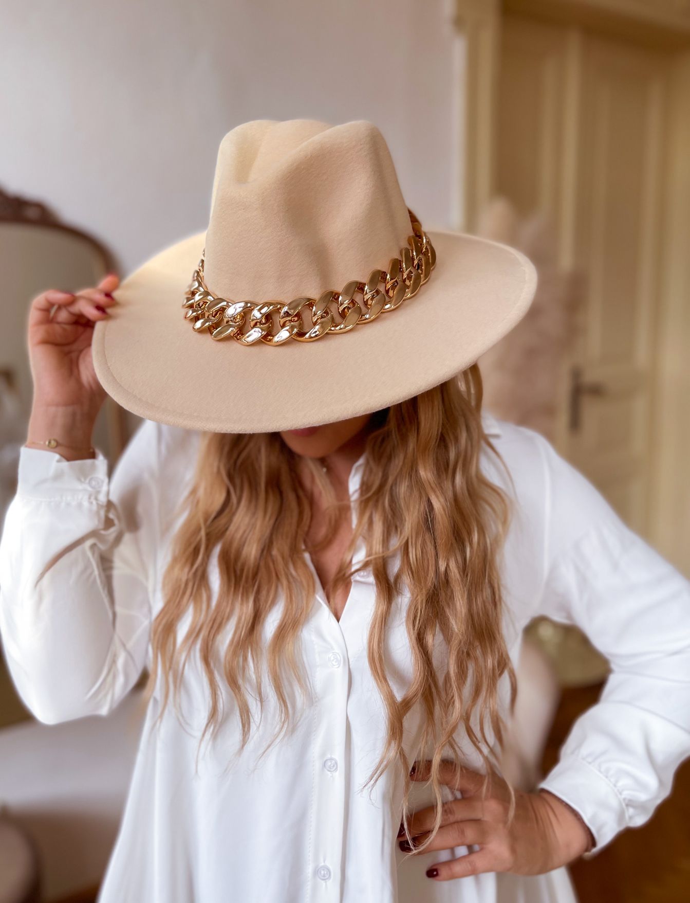 ZAZZA Klobúk so zlatou reťazou v béžovej