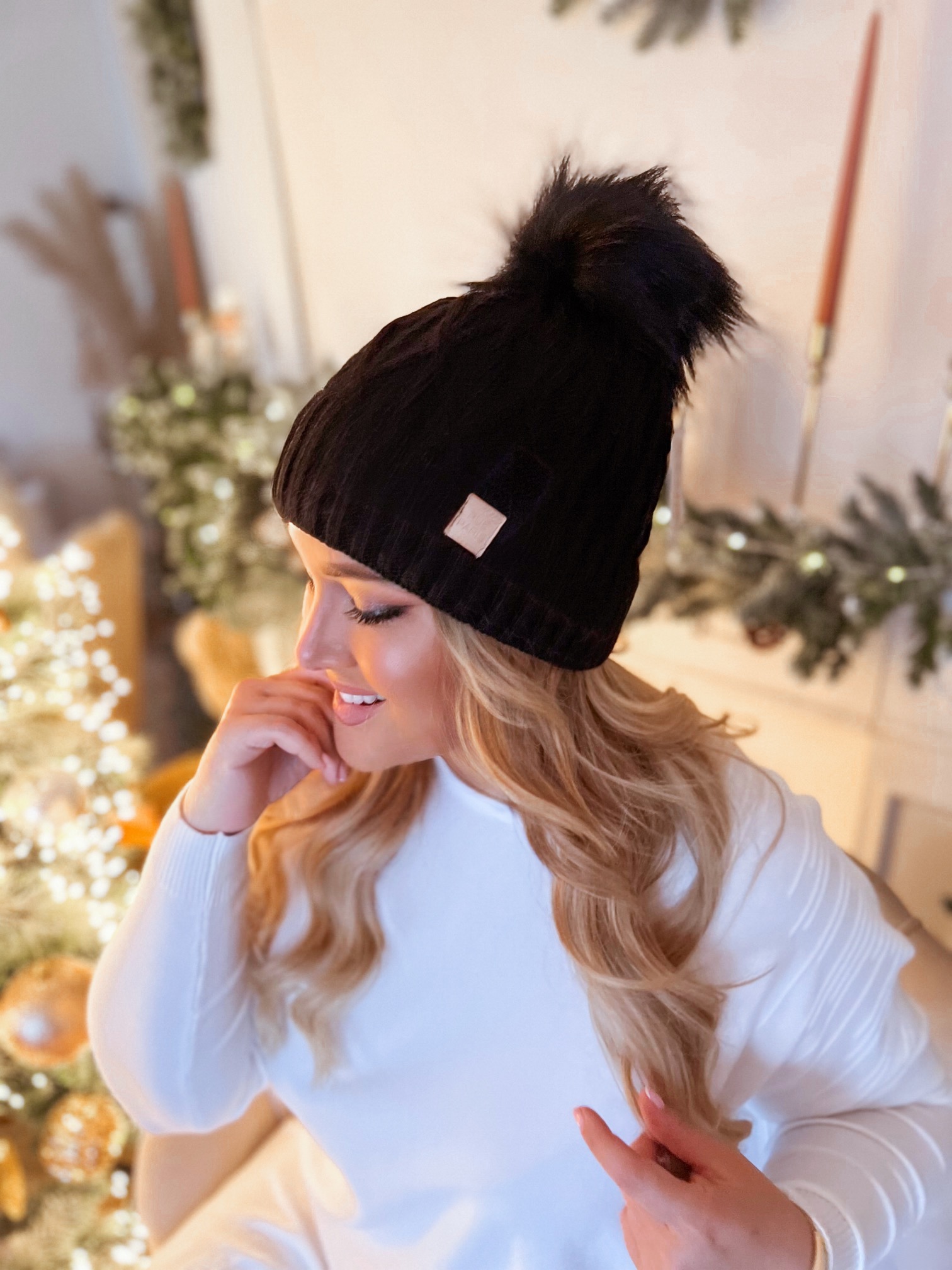 ZAZZA Čierna pletená čiapka a brmbolcom