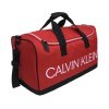 Calvin Klein sportovní taška Gym s nápisem červená