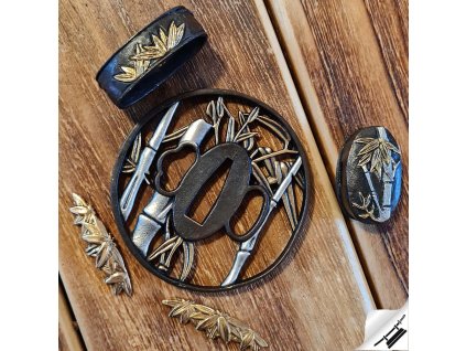 Tradiční mosazná sada koshirae s motivem bambusu pro japonskou katanu.