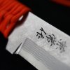 Japonský damaškový nůž Kanetsune Shu-Karasu s oranžovým paracordem e