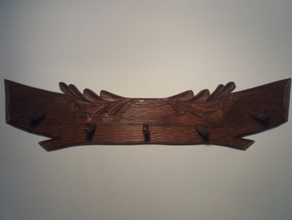 věšák ručně vyřezávaný malý