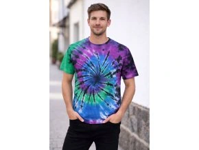 Muž v tričku s barevným vzorem
