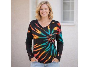 Mladá žena v živém tričku