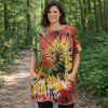 Žena v pestrobarevném tie dye šatu