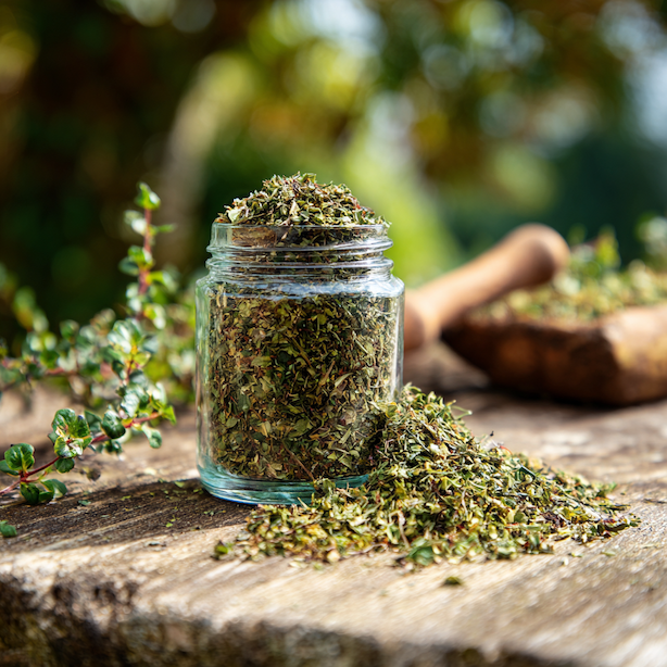 susena-majoranka-ve-sklenene-doze-na-drevenem-stole