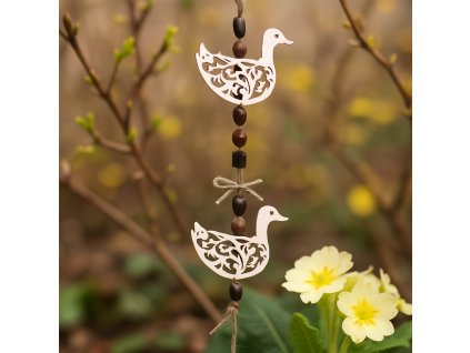 zaves-drevene-kachny-s-kaminky-jarni-dekorace