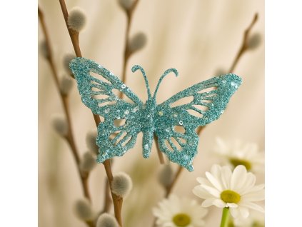 tyrkysovy-motyl-trpytivy-na-klipu-jarni-dekorace