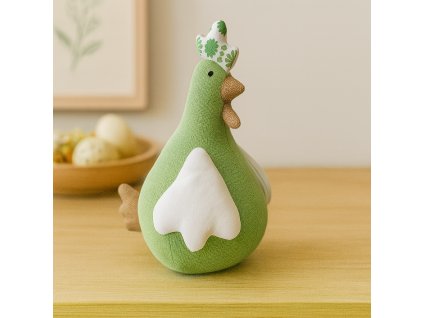 textilni-slepicka-v-zelene-barve-s-bilymi-kridly-na-komode