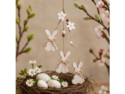 zaves-s-drevenymi-zajicky-s-pruhy-a-kytickami-jarni-dekorace