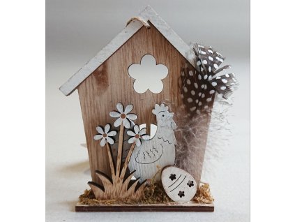 zavesny-dreveny-domecek-se-slepickou--vajickem-a-kvetinami