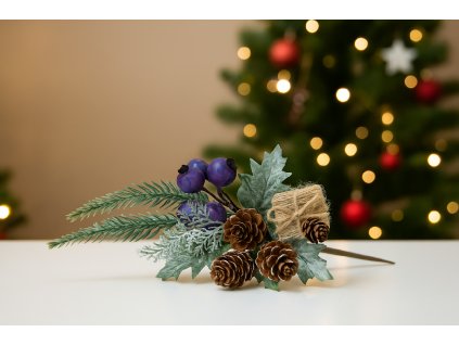 umelecka-zimni-vetvicka-s-dekoracnim-darkem-ze-sisalu-a-tri-siskami