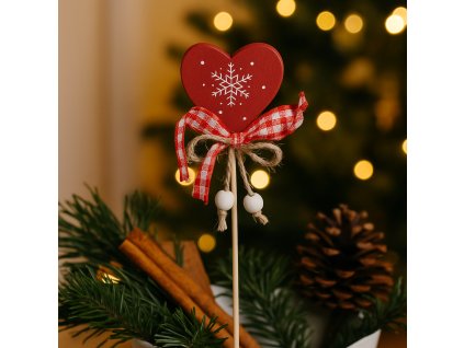 drevene-cervene-srdce-na-zapich-se-snehovou-vlockou