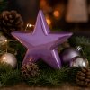fialova-porcelanova-hvezda-mezi-vanocnimi-ozdobami
