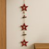 zaves-drevene-cervene-hvezdy-s-rolnickami-na-zdi