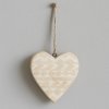 zavesne-drevene-srdce-s-bilym-vzorem-na-sisalovem-provazku-na-zdi