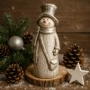 figurka-snehulaka-z-pryskyrice-zlatohneda-na-drevenem-podstavci