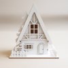 bily-dreveny-vanocni-domecek-s-plotkem-a-stromeckem