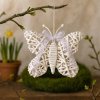 prouteny-zavesny-motyl-bily-jarni-dekorace