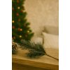 umelecka-vanocni-vetvicka-s-jehlicim-a-zlatym-posypem-ve-vaze