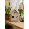 Plstěný dekorativní domeček s dřevěnými detaily – jarní motiv, šedý