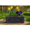 Dřevěný květinový obal s nápisem Le Jardin