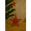 vanocni-hvezda-cervena-s-filigranem-a-trpytkami-na-drevenem-stolku