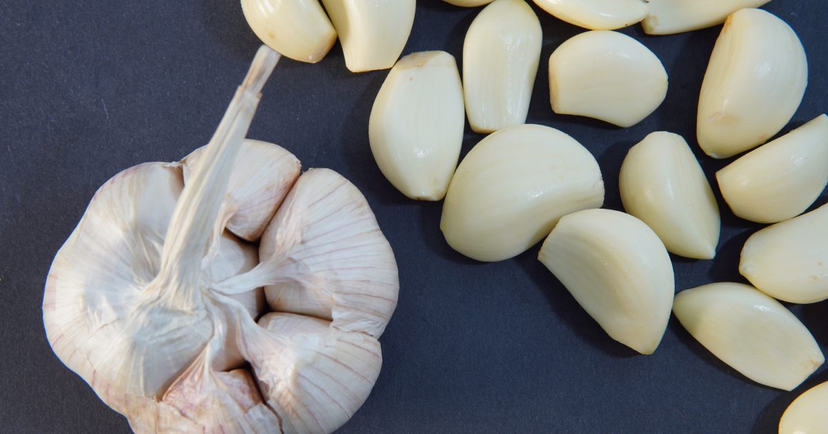 Jednoduchý trik s cesnakom, ktorý môže zvýšiť jeho prínos pre srdce