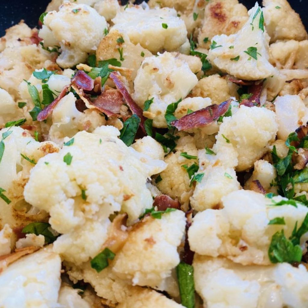 Restovaný karfiol s chrumkavou slaninou (AIP)