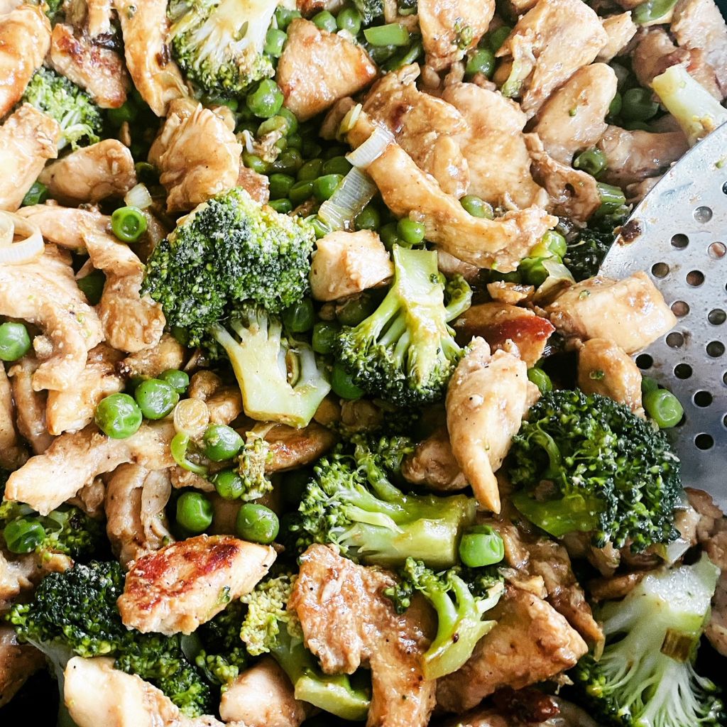 Panvica s kuracím mäsom, brokolicou a hráškom