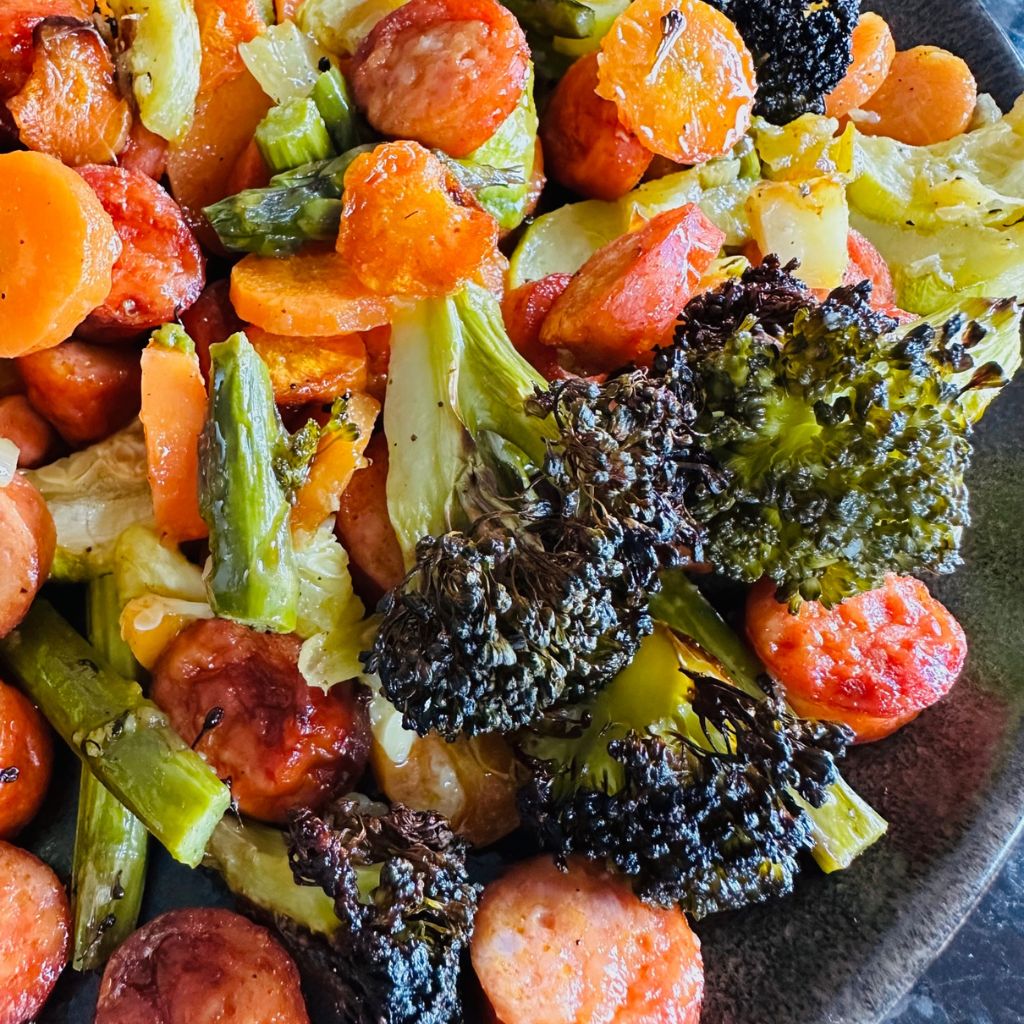 Párky so zeleninou v pekáči