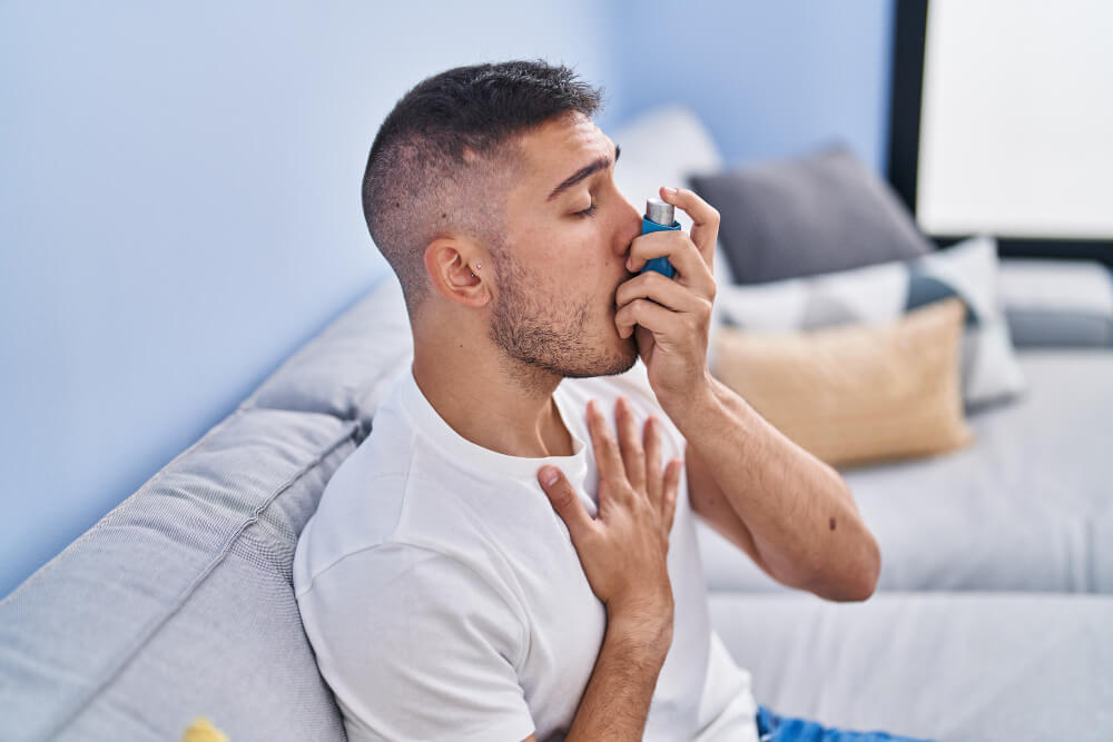 muz-astmaticky-zachvat-inhalator