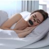 Žena spí s HODAF páskou na ústech – podpora dýchání nosem