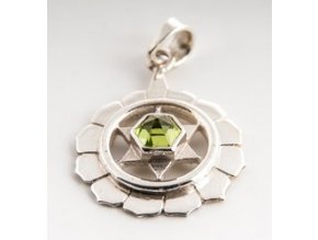 vyr 468cakrovy privesek anahata stribrny s peridotem(1)