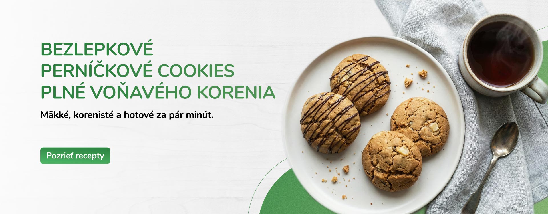 Domáce bezlepkové cookies na vianočnom stole