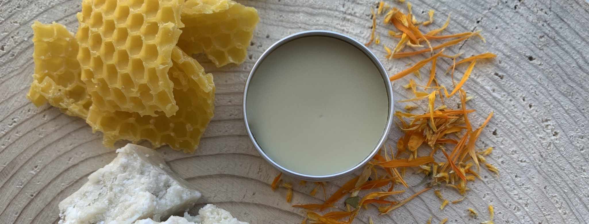 Recept: Jak vyrobit pečující medový balzám na rty z bambuckého másla