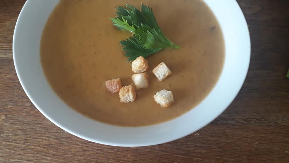 Celerová polévka s uzenou paprikou