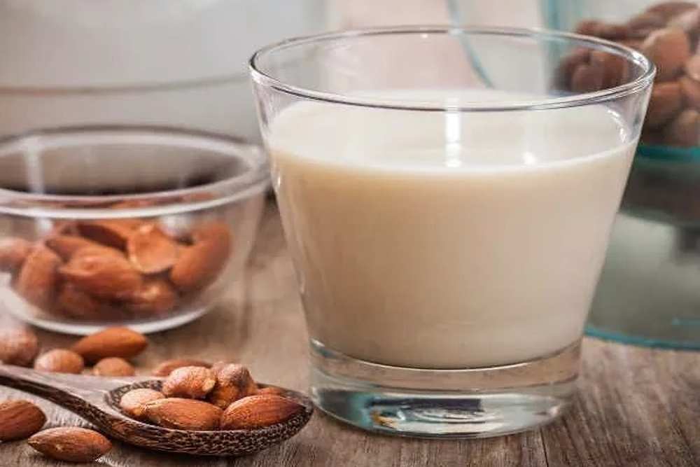 Jak si vyrobit domácí mandlové mléko