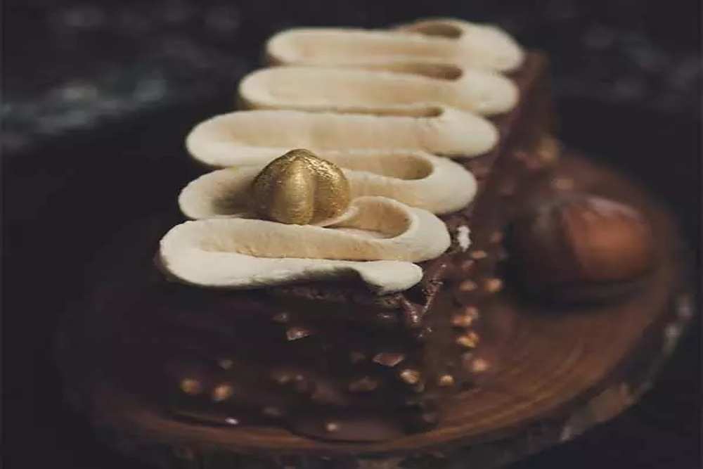 Dort s lískovými oříšky, rumem a čokoládovou polevou