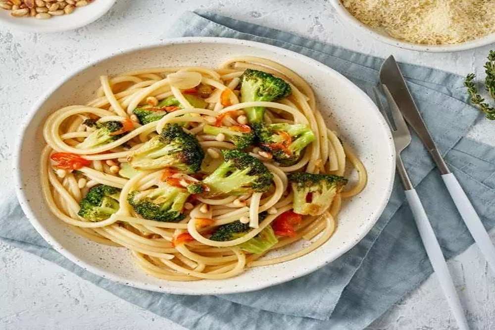 Makarony s brokolicí, piniovými oříšky a rozinkami