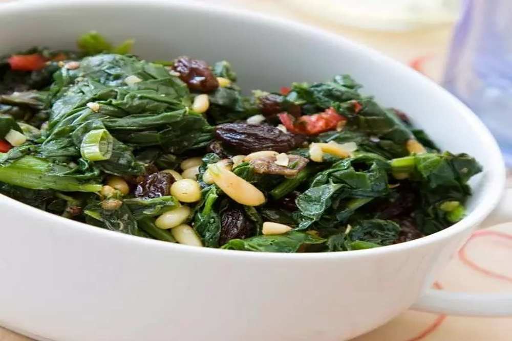 Špenát s piniovými oříšky a rozinkami