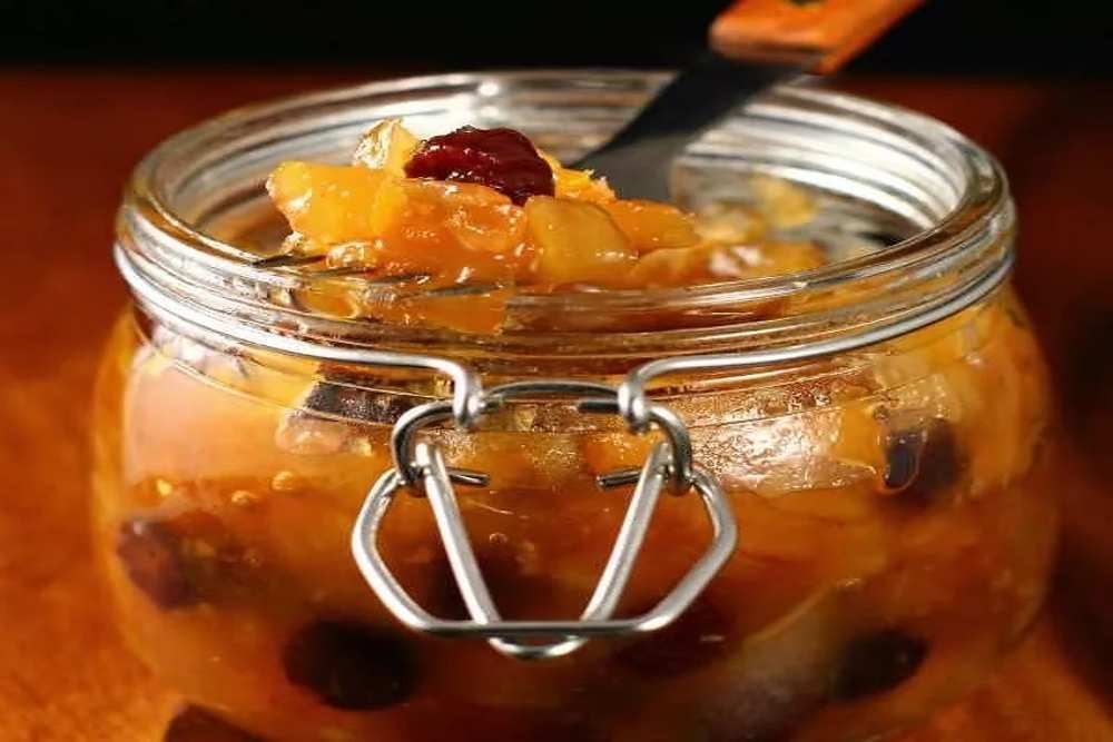 Čatní s jablky a rozinkami